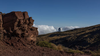 Blick auf ein Teleskop des Astrophysischen Observatoriums