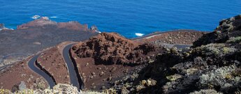 die Landstraße HI-500 steigt in Serpentinen zum Aussichtspunkt Mirador Lomo Negro I auf El Hierro