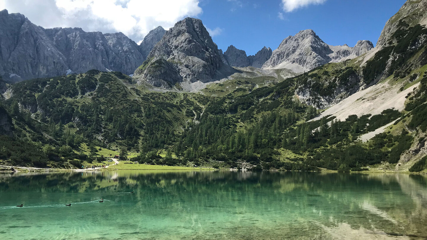 der Vordere Drachenkopf liegt hinter dem türkis schimmernden Seebensee im Mieminger Gebirge der Vordere Drachenkopf hinter dem Seebensee im Mieminger Gebirge