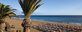 der Stadtstrand Playa Grande liegt direkt an der Avenida las Playas in Puerto del Carmen auf Lanzarote