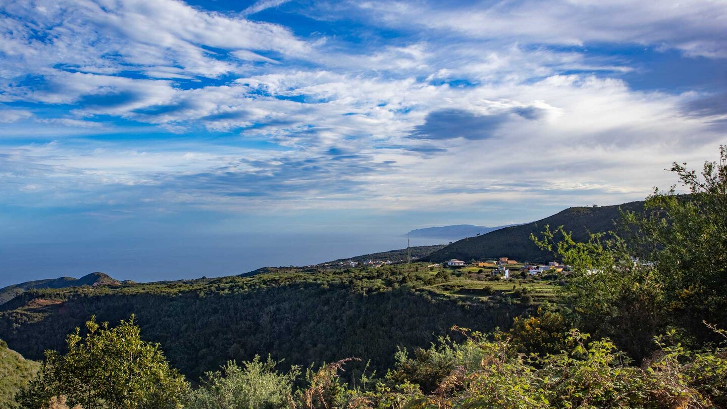 Blick auf den Ort Erjos mit der Nordküste der Insel Teneriffa im Hintergrund