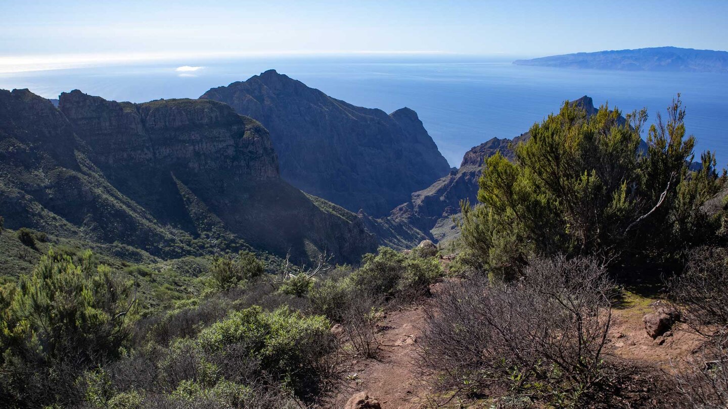 Ausblick über die Masca-Schlucht mit der Insel La Gomera im Hintergrund