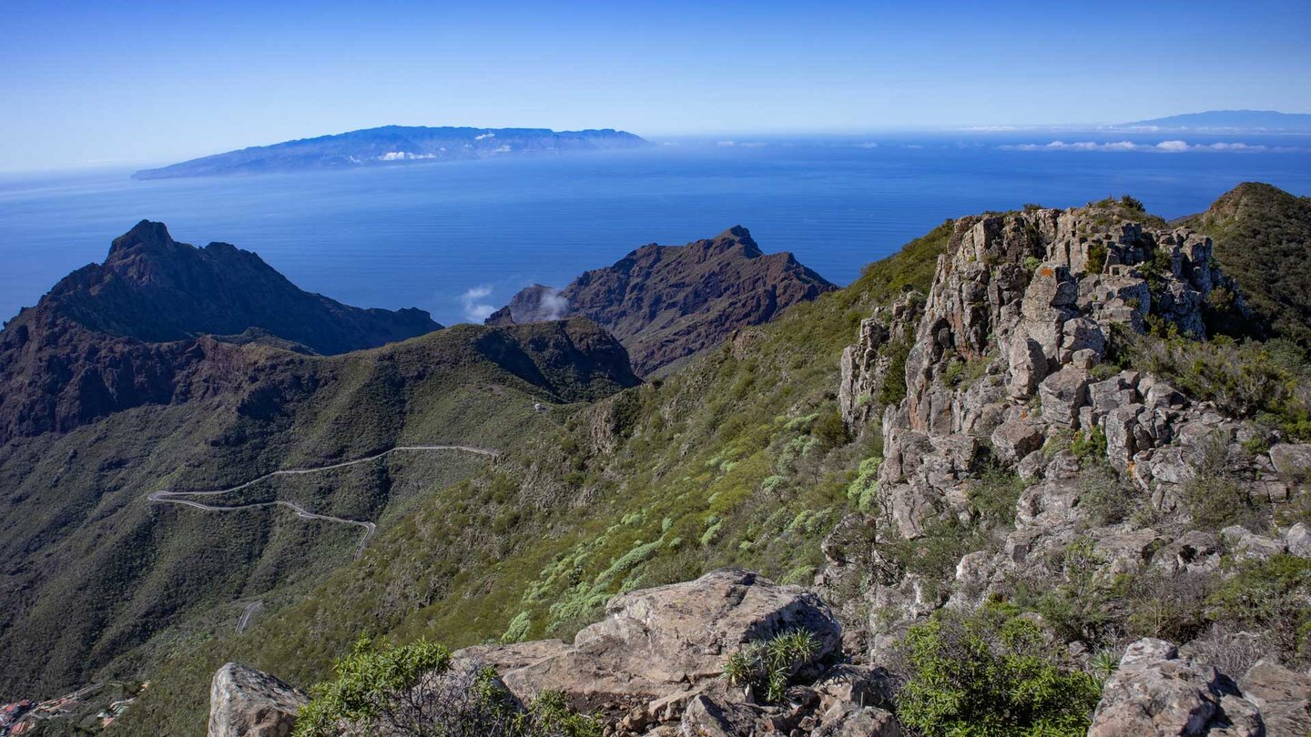 Blick über Felsformationen auf der Cumbre de Bolico mit den Nachbarinseln La Gomera und Teneriffa am Horizont