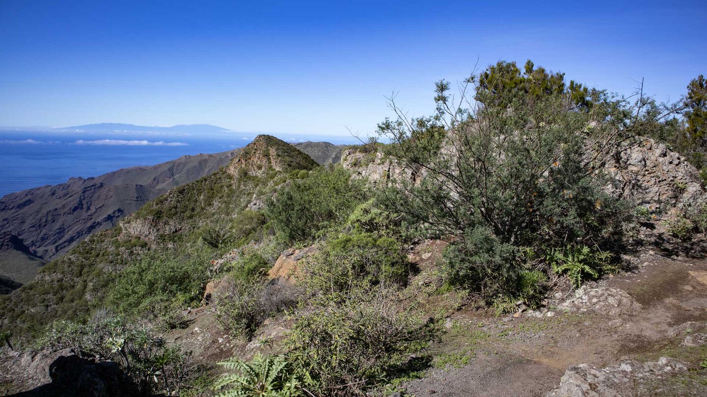 traumhafte Ausblicke bis zur Nachbarinsel La Palma entlang der Wanderung