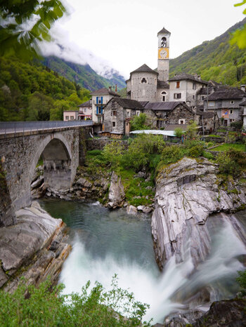 Blick auf die natürlichen Becken am Verzasca und den Ort Lavertezzo