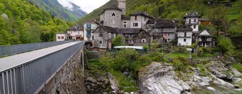 die alte Brücke über den Wildfluss Verzasca nach Lavertezzo im Verzascatal