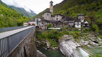 die alte Brücke über den Wildfluss Verzasca nach Lavertezzo im Verzascatal