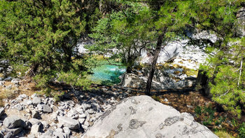 türkis schimmerndes Wasser in der Samaria-Schlucht