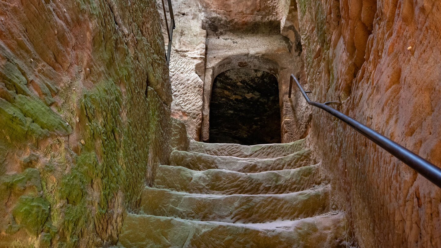 in den Fels gehauener Aufgang auf die Burg Wasigenstein