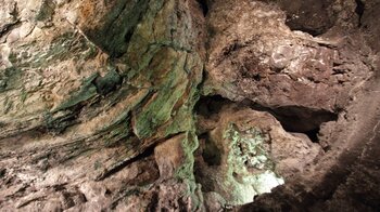 grünlich schimmernde Felsformation in der Cueva de los Verdes auf Lanzarote