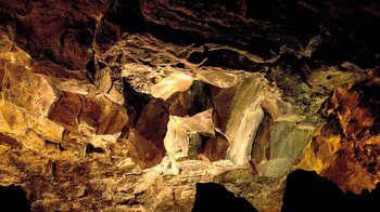 bizarre Formen im Fels finden sich überall in der Cueva de los Verdes auf Lanzarote