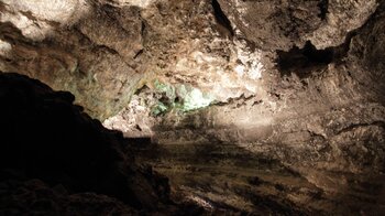 beleuchte Lavatunnel in der Cueva de los Verdes auf Lanzarote