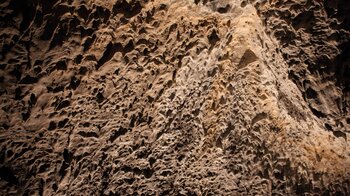 beim Erkalten bildeten sich auch Lavatropfen in der Cueva de los Verdes auf Lanzarote