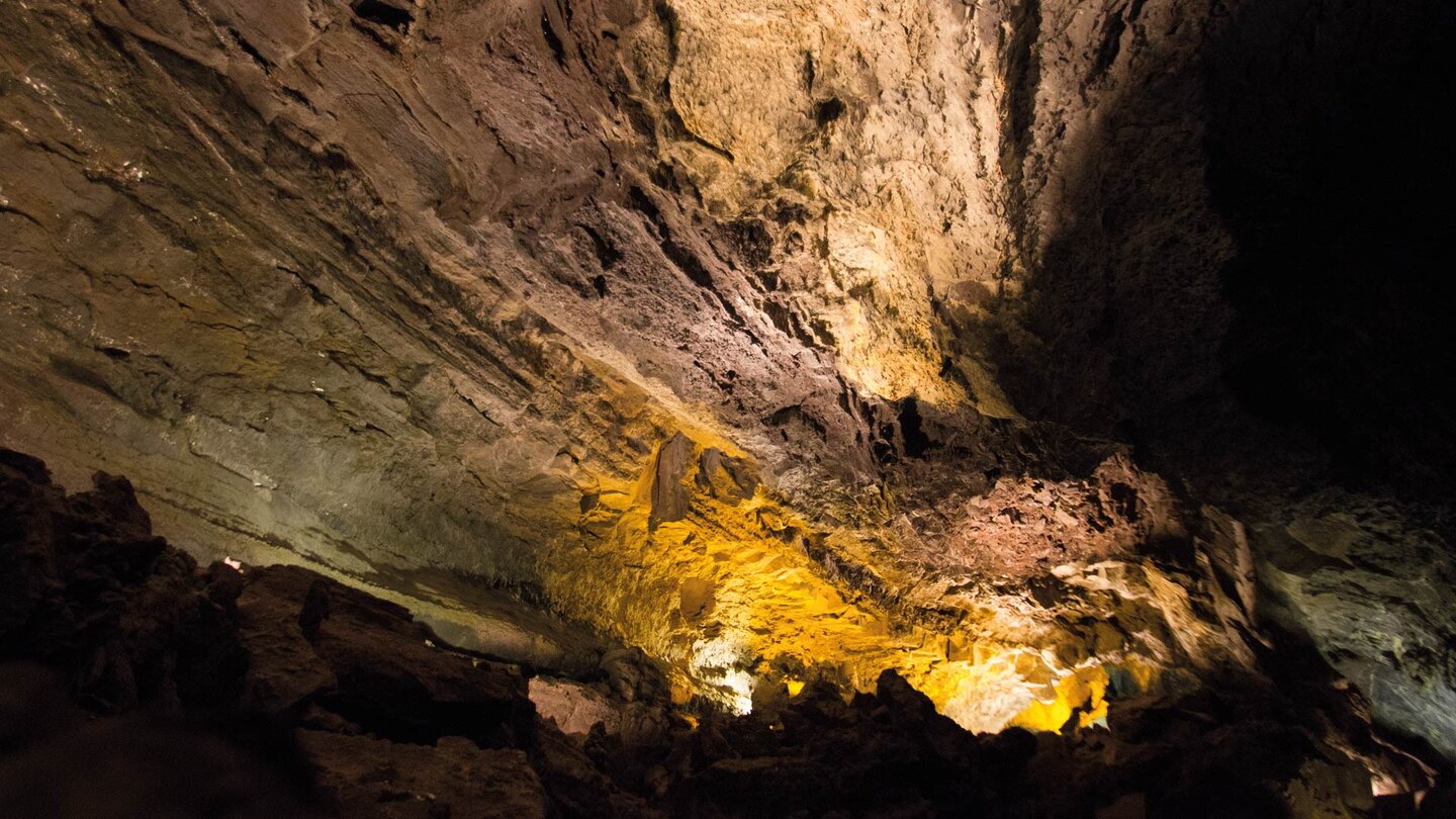 das unterschiedliche Gestein in prachtvollen Farben in der Cueva de los Verdes auf Lanzarote