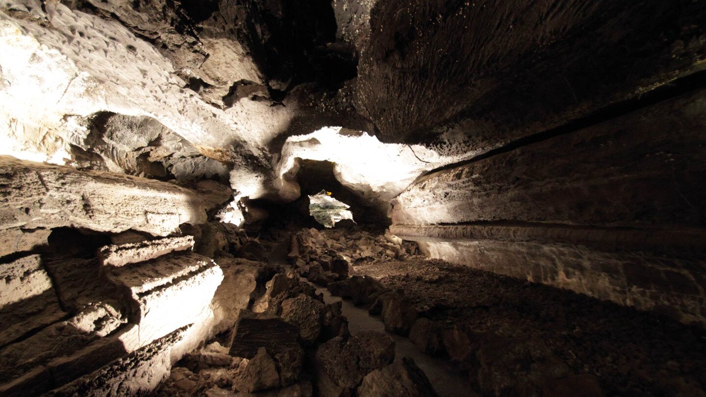 Seitentunnel durchziehen die Cueva de los Verdes auf Lanzarote