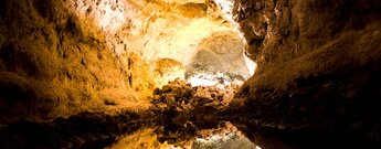 das im Wasser widergespiegelte Felsgewölbe in der Cueva de los Verdes auf Lanzarote