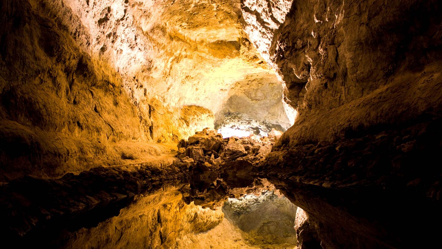 das im Wasser widergespiegelte Felsgewölbe in der Cueva de los Verdes auf Lanzarote