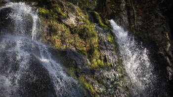 rauschendes Wasser am Heidenbad-Wasserfall
