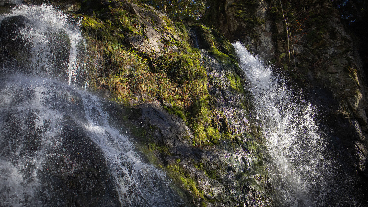 rauschendes Wasser am Heidenbad-Wasserfall