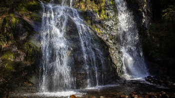 Wasser der Thur stürzt über den Heidenbad-Wasserfall