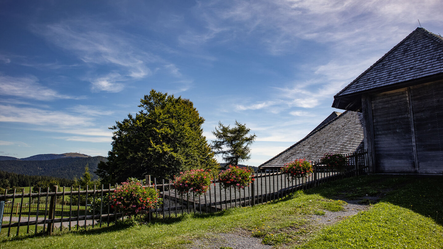 an der Halde im Schwarzwald liegen entlang der Wanderung typische Schwarzwaldhöfe