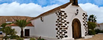 die hübsch begrünte Ermita de San Vicente Ferrer de Villaverde auf Fuerteventura in traditioneller Architektur