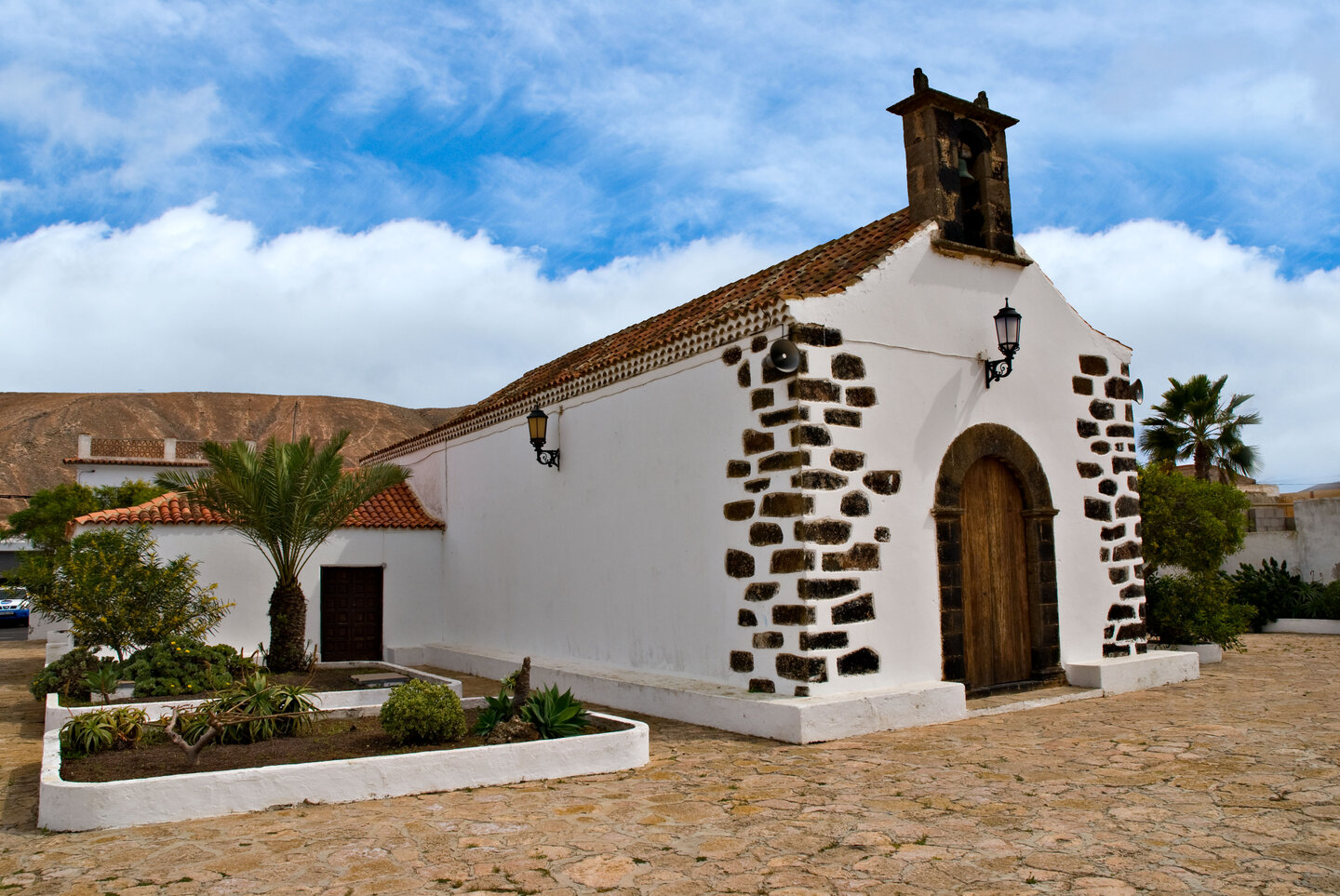 die hübsch begrünte Ermita de San Vicente Ferrer de Villaverde auf Fuerteventura in traditioneller Architektur