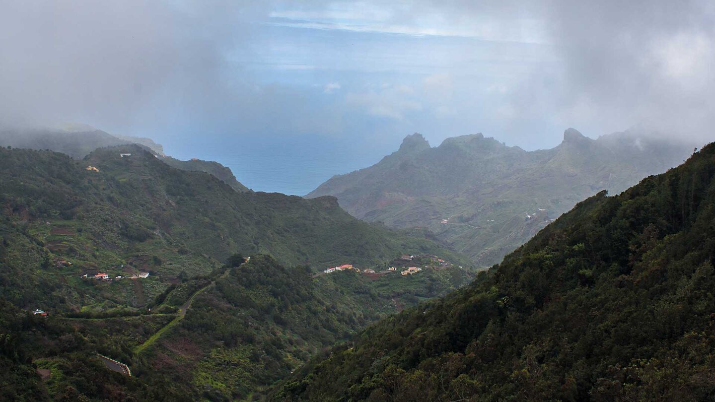 die Abfahrt von der Streusiedlung Afur ins gleichnamige Tal im Anaga-Gebirge auf Teneriffa die Abfahrt ins Tal von Afur auf Teneriffa