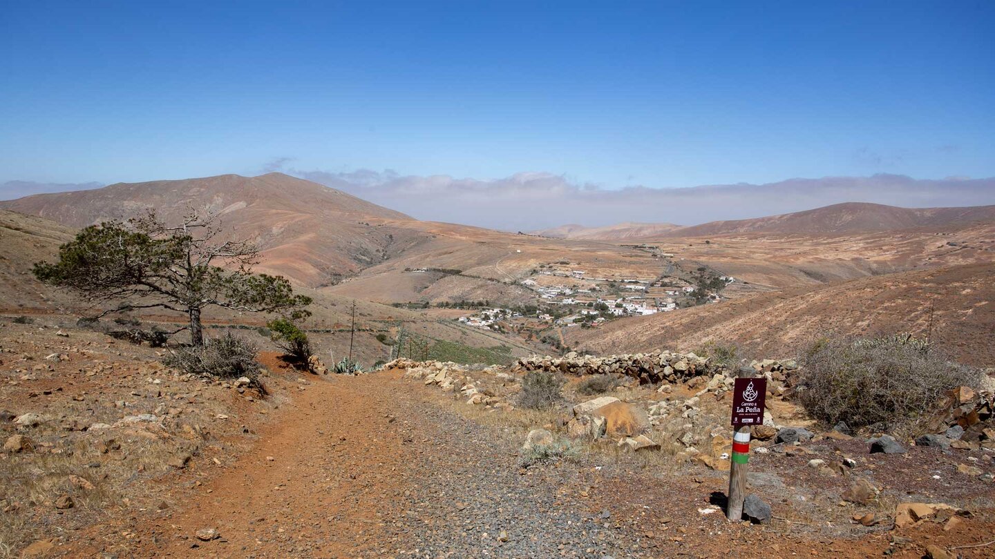 Blick von der 584 Meter hohen Passhöhe Degollada de Marrubio