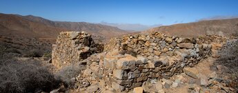 die Ruinen des Castillo de Lara vor den Bergketten bei Betancuria