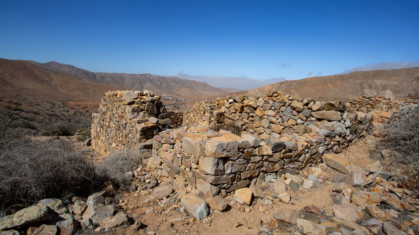 die Ruinen des Castillo de Lara vor den Bergketten bei Betancuria