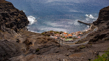 Ausblick auf den Abstieg zur Playa Alojera