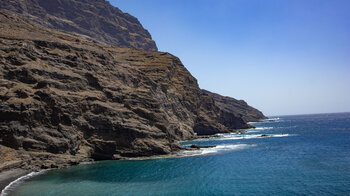 Die steile Küste von La Gomera oberhalb des Strandes Playa Alojera