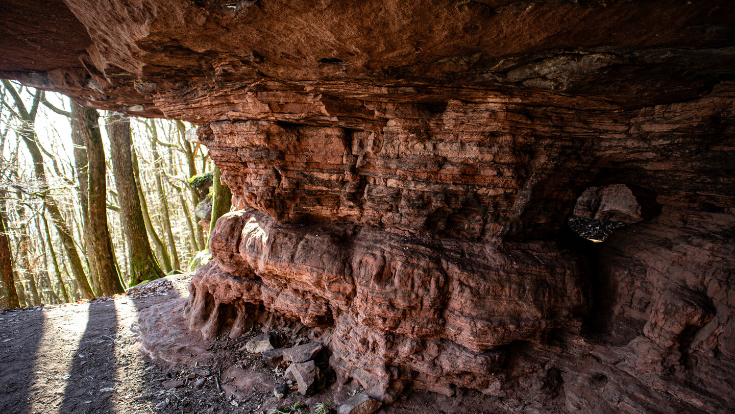 Gesteinschichten im Felsenmeer auf dem Weg zur Kalmit