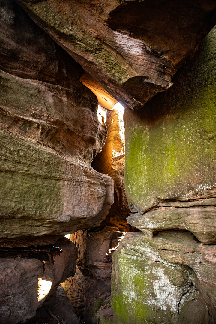 Spalten im Felsenmeer bei der Kalmit