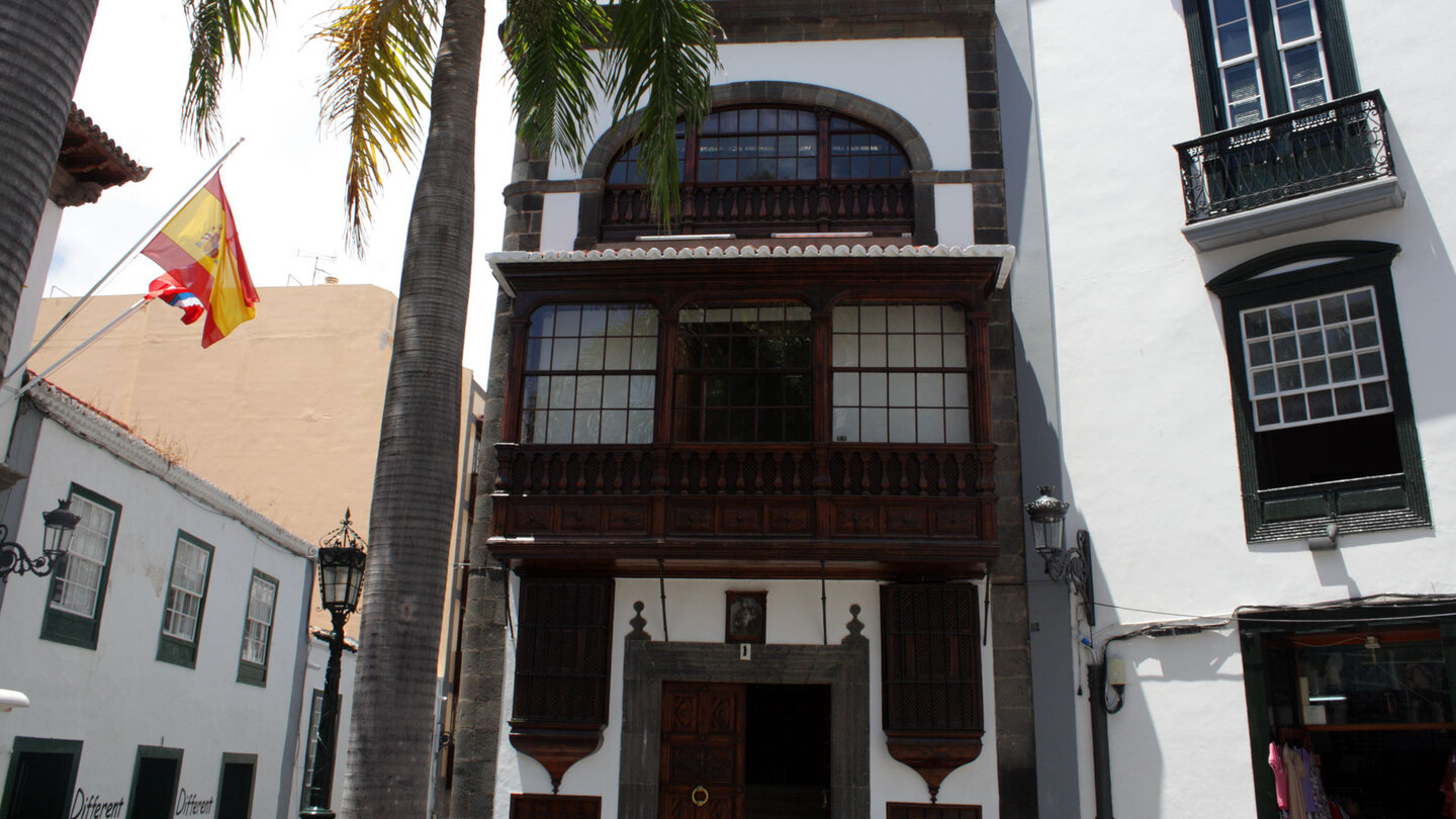 typischer Balkon an der Plaza de España in Santa Cruz de La Palma