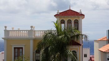 traditionelle Gebäudefassaden in Santa Cruz de La Palma mit dem Meer im Hintergrund