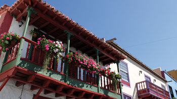 Holzbalkone an der Avenida Marítima in Santa Cruz de La Palma