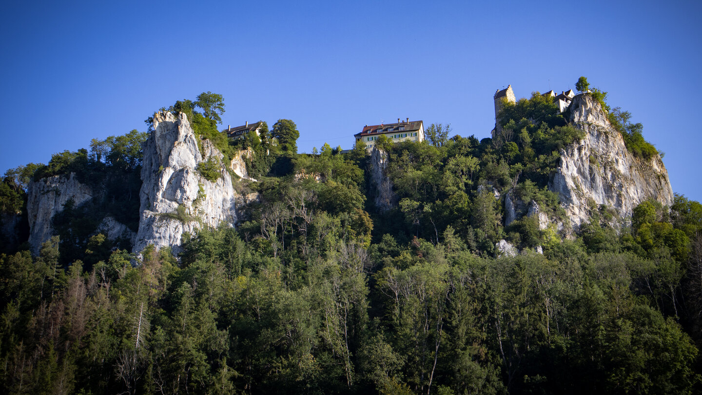 die Burg Werenwag steht auf einem schmalen Felssporn