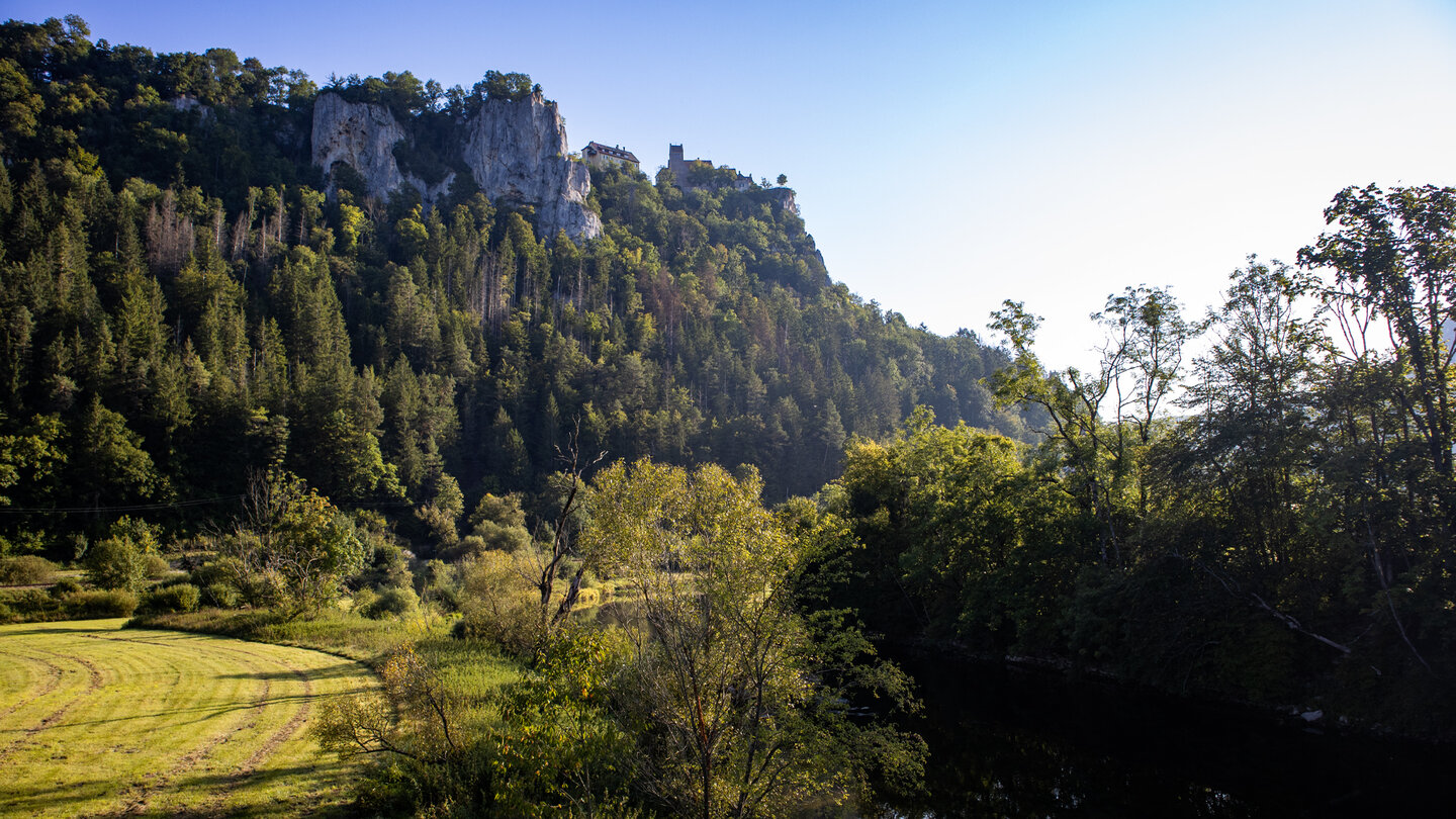 majestätisch thront Burg Werenwag auf einem Felssporn