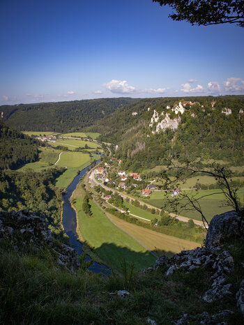 Blick über das Donautal hinüber zur Burg Werenwag