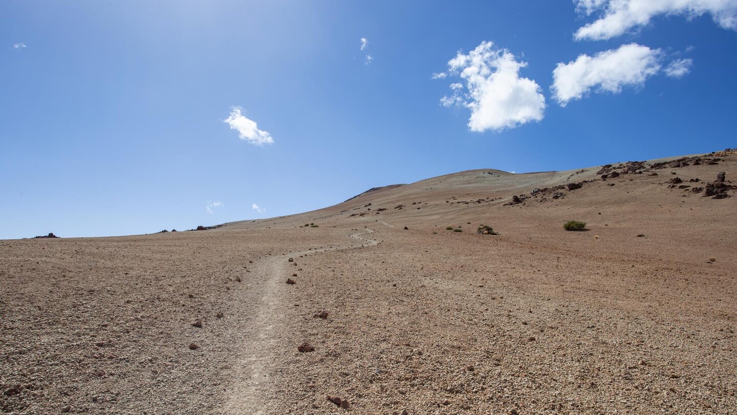 Aufwanderung über den Wanderweg 22 durch Bimssteinlandschaft