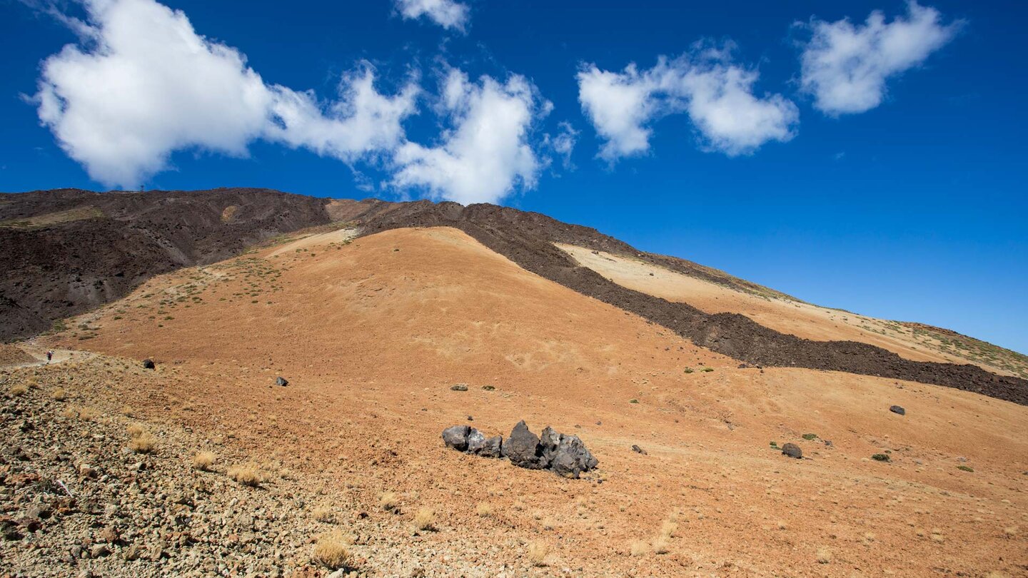 Flanke des Teide mit Lavaflüssen auf Bimssteinflächen