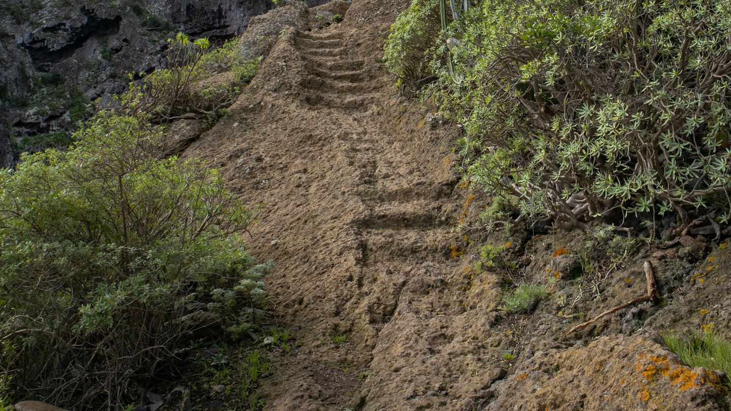 Aufstieg über in den Fels geschlagene Stufen am Risco Steig