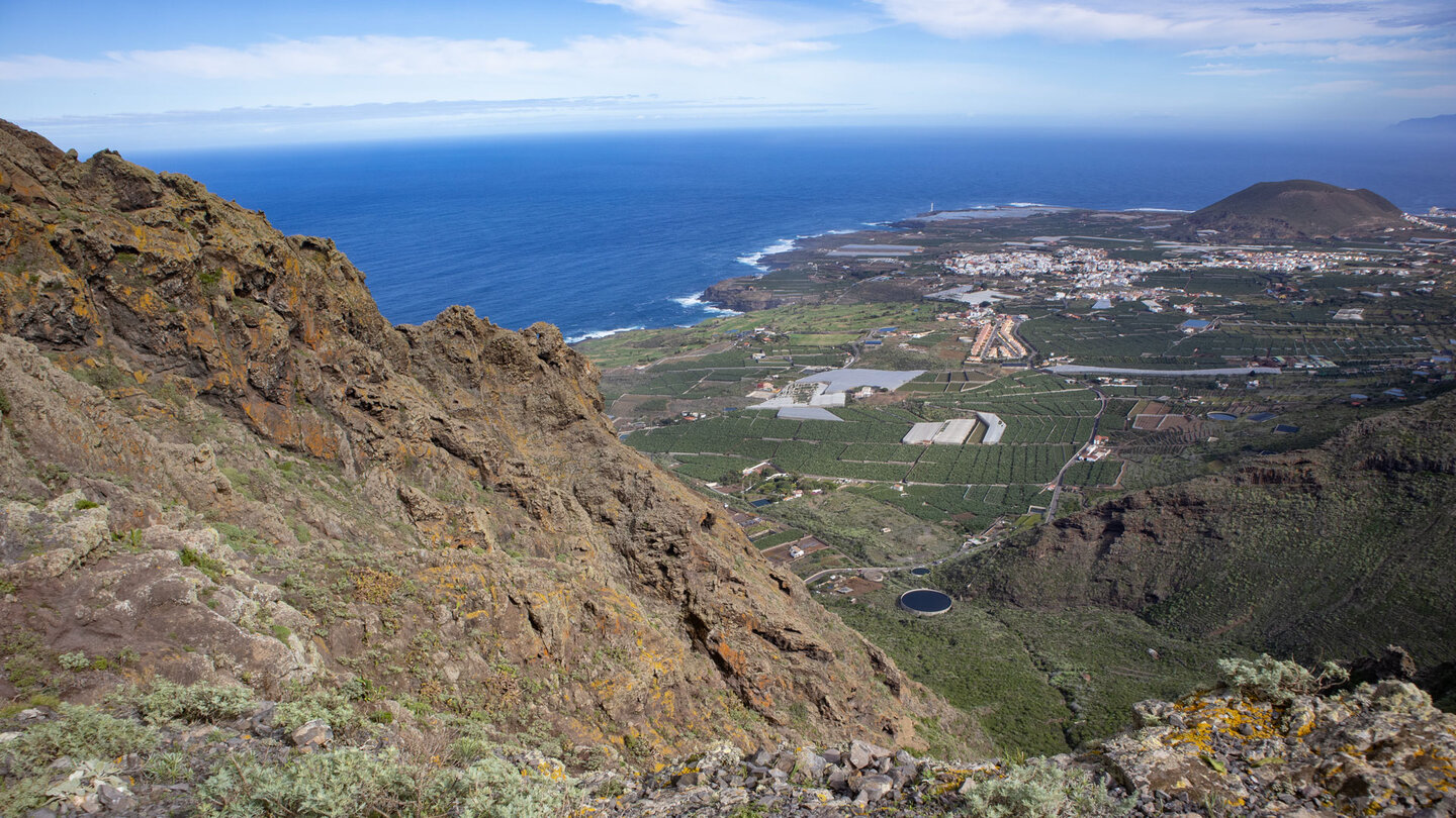 Blick auf die Tiefebene mit der Küste bei Buenavista del Norte