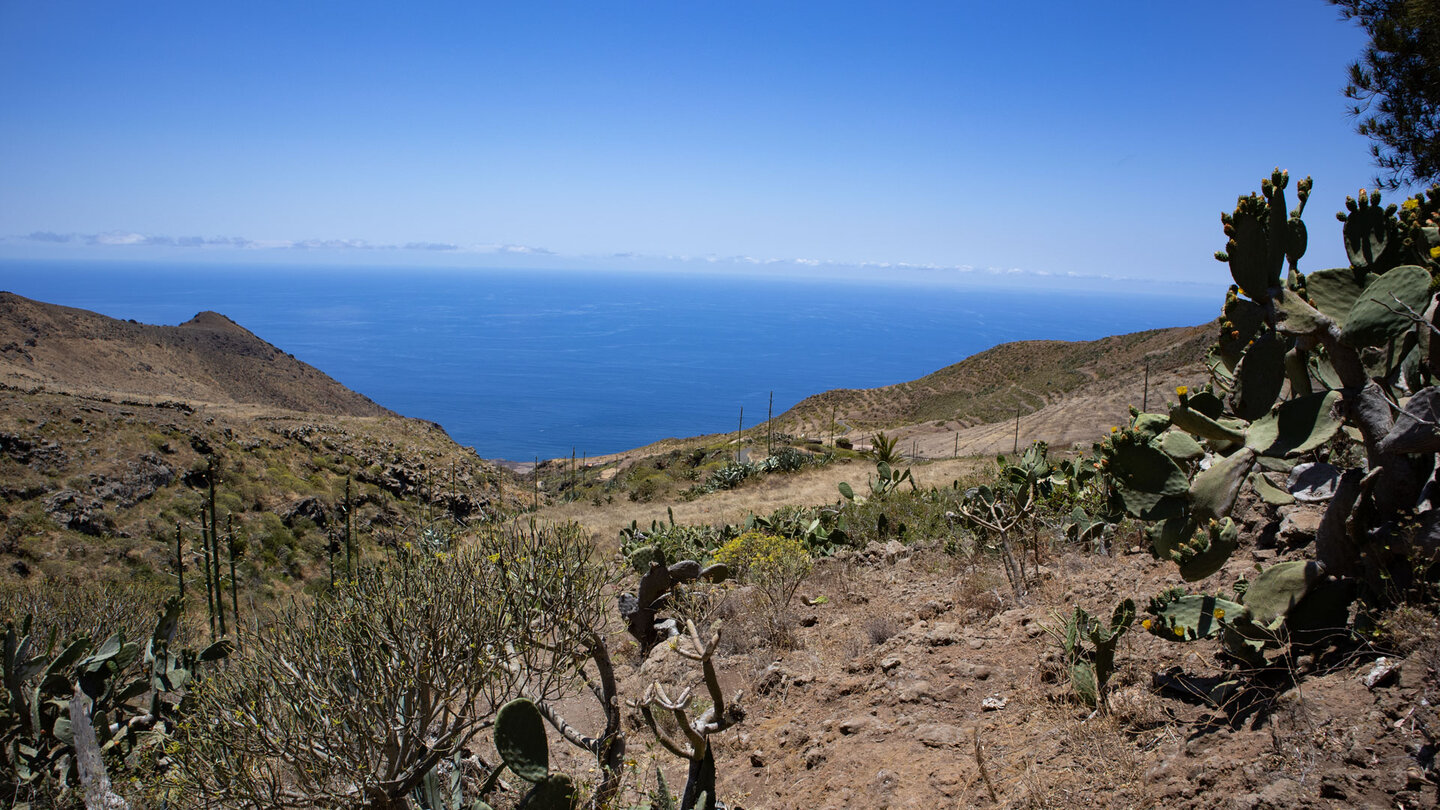 Blick auf den tiefblauen Atlantik bei der Wanderung nach Punta de Teno