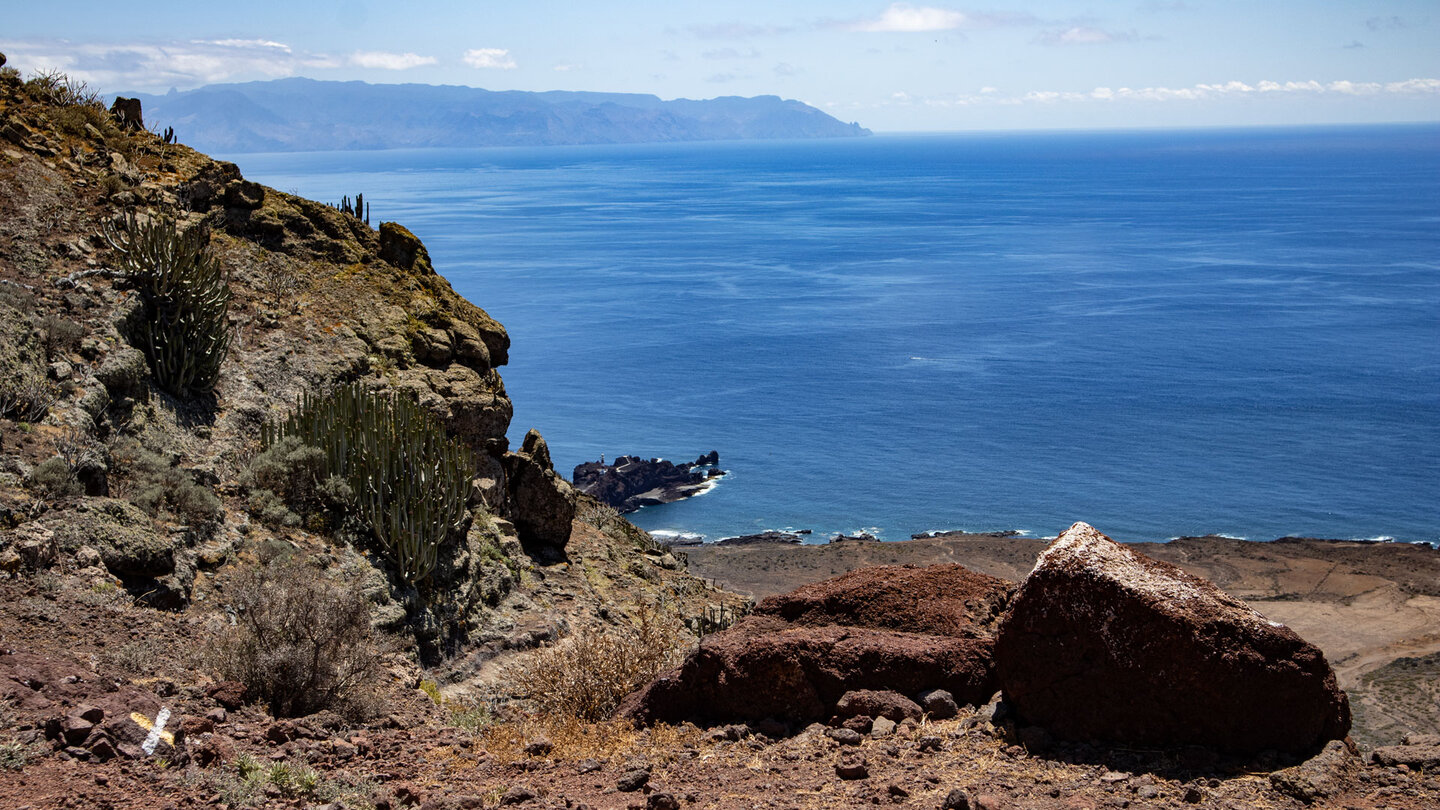 Ausblick auf die Landzunge an der Punta de Teno mit der Nachbarinsel La Gomera im Hintergrund