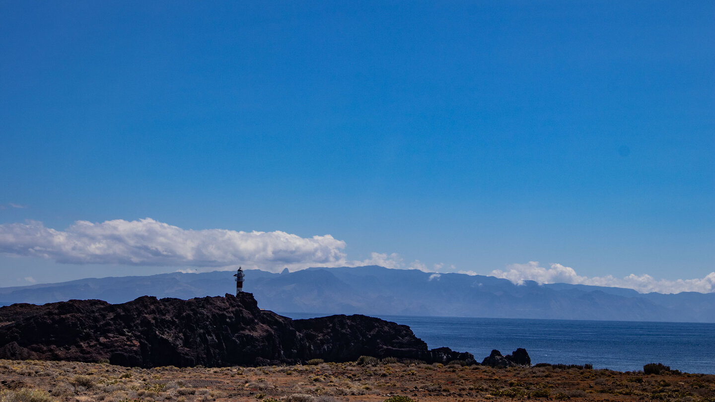 die Landzunge an der Punta de Teno mit dem Leuchtturm Faro de Teno mit La Gomera im Hintergrund