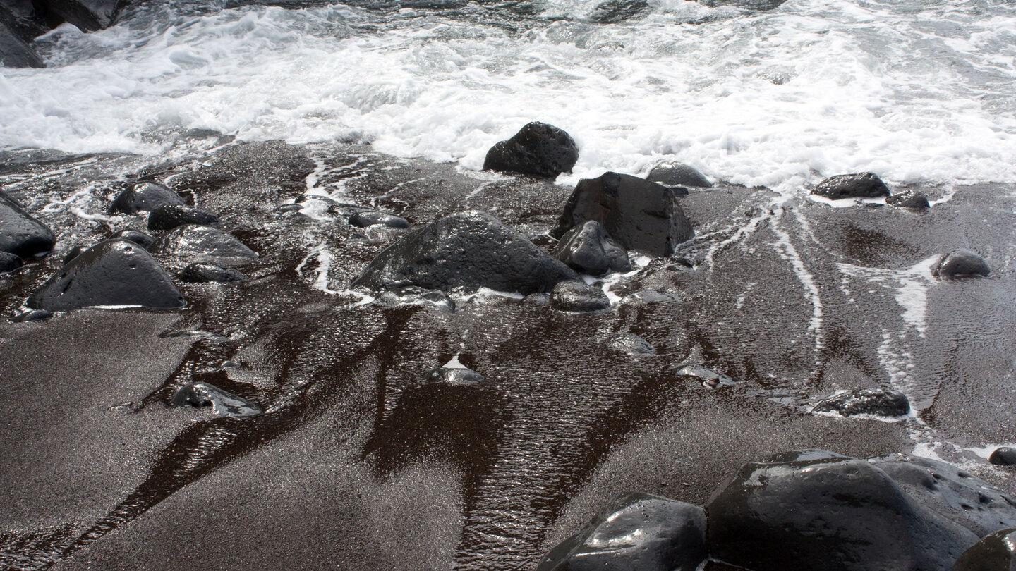 kleine Bucht mit schwarzem Sandstrand an der Punta de Teno