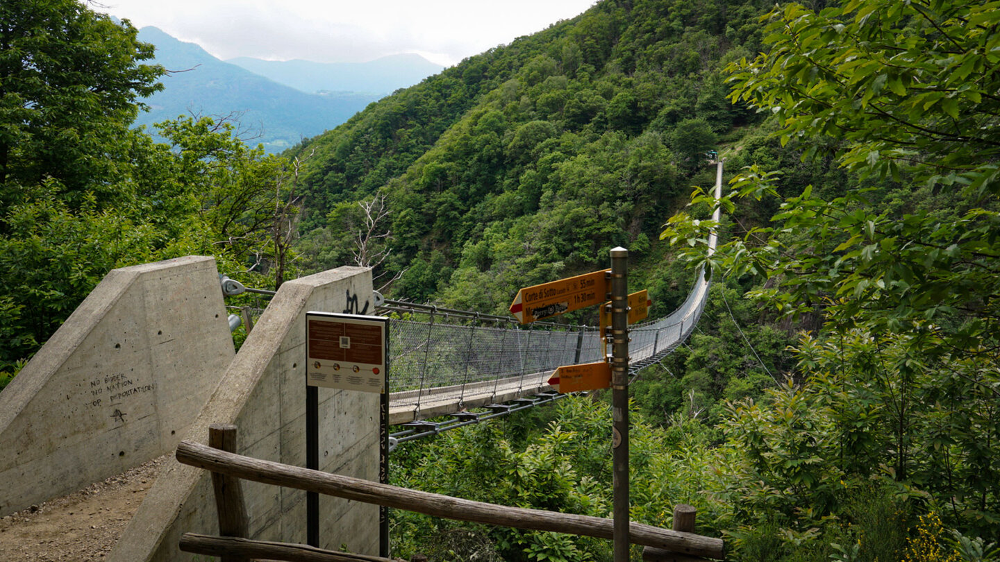 seitlicher Blick auf die Ponte Tibetano am Einstieg in die Brücke seitlicher Blick auf die Ponte Tibetano am Einstieg